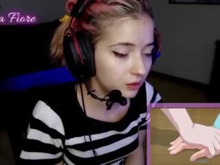 18yo youtuber saab suguliselt äratanud vaatamine hentai jooksul a oja ja masturbeerib - emma fiore